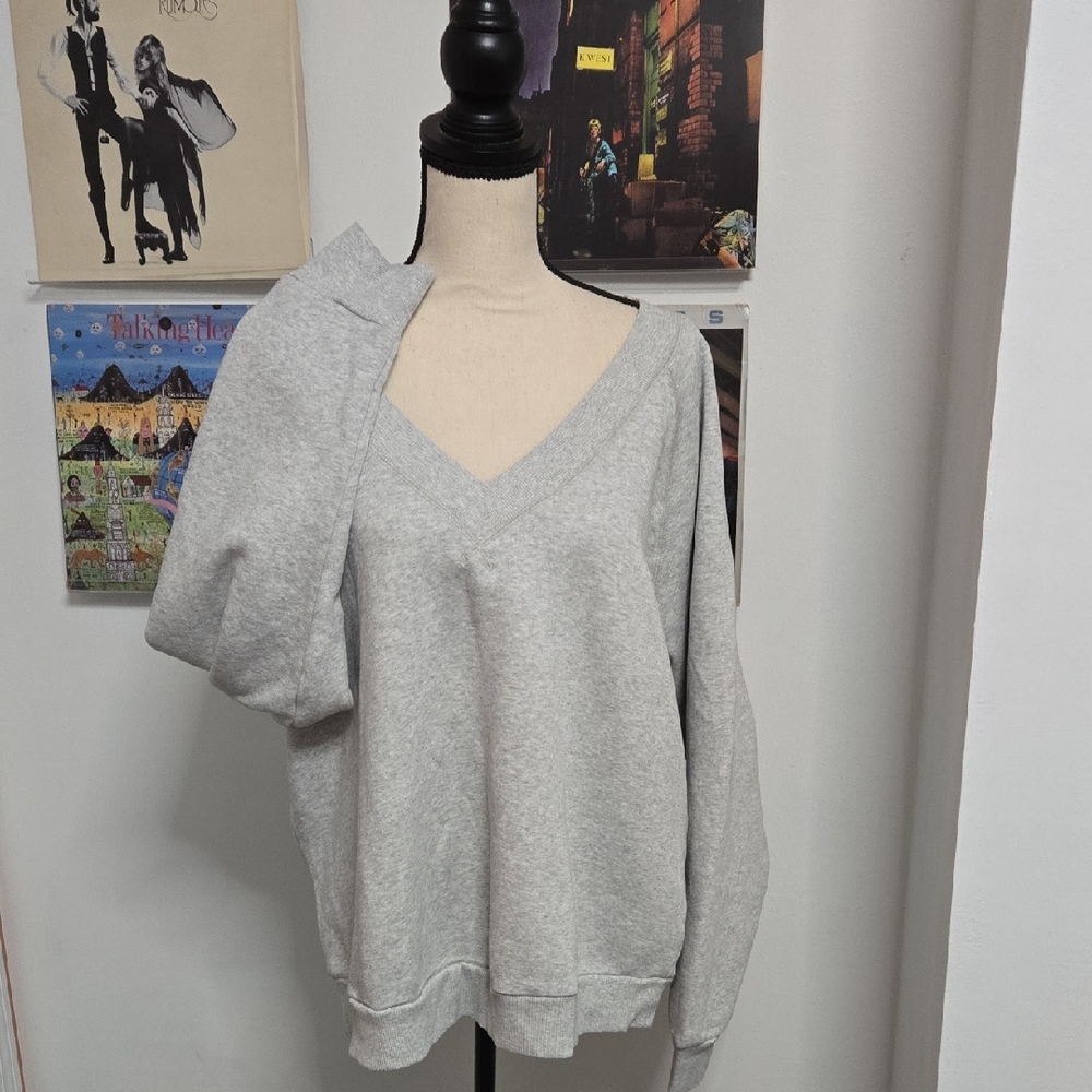 Universal Thread Gray V-Neck Sweater